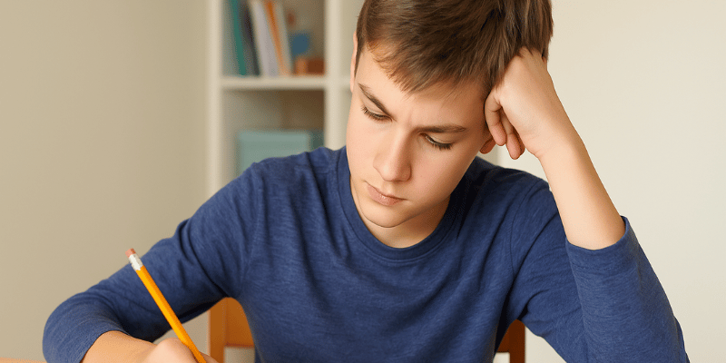Welche Schulfächer fallen am schwersten und wie gehe ich damit um? – das ist eine Frage, die Schülerinnen und Schüler (und viele Eltern) immer wieder stellen, etwa in Beiträgen wie: “Was ist dein unbeliebtestes Fach und warum?” Solche Diskussionen zeigen, wie stark der Wunsch nach Unterstützung bei ungeliebten Fächern ist. Im folgenden Beitrag beleuchten wir, welche Fächer häufig als schwierig gelten, analysieren Gründe und geben dir praktische Tipps, wie du damit umgehen kannst.
