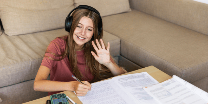Teenager lernt und druckt