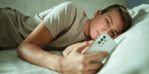 Jungen und Handys