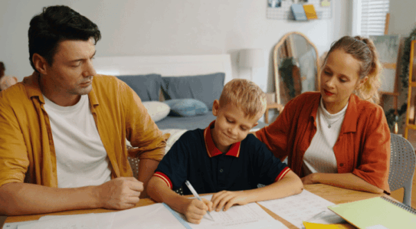 Hausaufgaben Hilfe für Eltern: Wie gegenseitige Unterstützung Kindern wirklich hilft