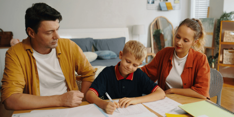 Hausaufgaben Hilfe für Eltern: Wie gegenseitige Unterstützung Kindern wirklich hilft