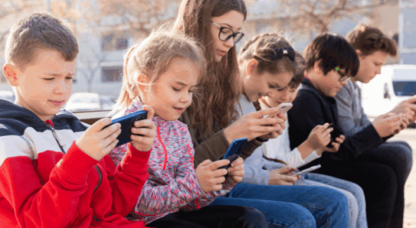 Digital Services Act einfach erklärt: Was der DSA für Instagram, TikTok & Co. bedeutet, wie er Kinder und Jugendliche schützen soll und warum seine Durchsetzung jetzt entscheidend ist.
