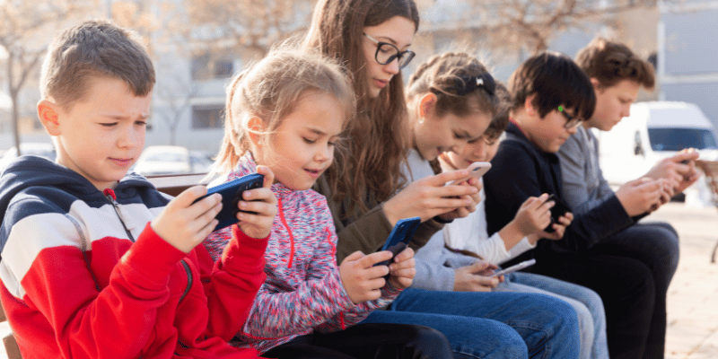 Digital Services Act einfach erklärt: Was der DSA für Instagram, TikTok & Co. bedeutet, wie er Kinder und Jugendliche schützen soll und warum seine Durchsetzung jetzt entscheidend ist.